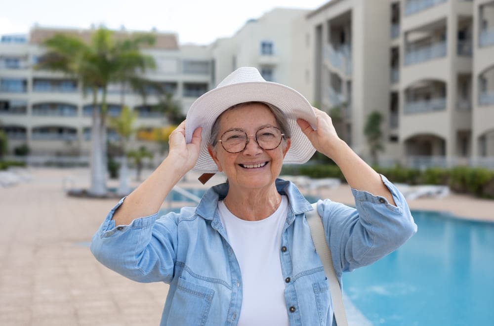 Uśmiechnięta seniorka latem – projekty dla seniorów